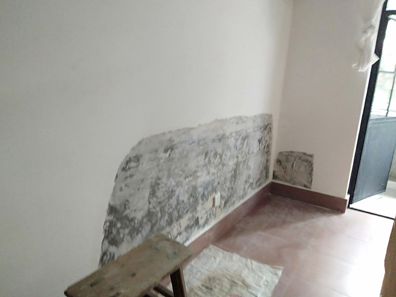 墻面局部鏟除防水：1、清理墻面：以鏟刀清除墻面已松動(dòng)的膩?zhàn)訉?。用鏟刀無(wú)法清除的膩?zhàn)訉?，可以用小錘子輕輕敲擊，如果沒(méi)有空鼓的聲音，并且敲后仍不松動(dòng)的地方可以保留原有的基層。 2、清洗墻面：用清潔水或洗滌靈將表面的浮塵、油污進(jìn)行徹底清洗干凈，然后用高壓水槍進(jìn)行徹底沖洗，清除已粉化的涂層。 3、修補(bǔ)墻面： （1）基層起皮的處理方法：鋼絲刷刷掉起皮的涂料面層，刷界面劑，重新進(jìn)行涂料施工。 （2）基層裂縫的處理方法：開(kāi)V型槽，掛抗堿玻纖網(wǎng)格布，水泥砂漿抹面，批刮柔性膩?zhàn)?，進(jìn)行涂料施工。 （3）基層空鼓的處理方法：云石機(jī)切出空鼓的墻面，薄而多遍的水泥砂漿抹面，達(dá)到原有墻面的高度，刷界面劑，然后進(jìn)行涂料施工。