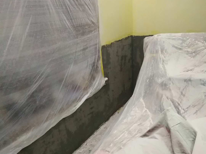 墻面修補翻新：舊墻面在翻新前一定要做墻面基底處理，粉化嚴重的要全部鏟除，鏟除后抹上一層白水泥，原來墻面過于光滑、刷過油漆的鏟除后還要做打磨處理，把粘結(jié)不牢的表皮去掉，便于新涂料和墻體粘結(jié)。墻面底漆的作用是抗堿防潮、封固基材、保護面漆，提高面漆的質(zhì)感和遮蓋力，對于老房翻新，墻面一定要做底漆，如果沒有刷底漆就直接上面漆的話，時間一長墻面容易起泡、發(fā)霉，太陽照曬時間長了也容易變色。已經(jīng)上好面漆的墻面要修補會比較麻煩，容易產(chǎn)生色差，材料的使用時間不同，質(zhì)量也難以保證，很難達到理想效果。 所以墻面的修補最好是整塊墻面，或是盡可能地選擇較大面積進行修補，這樣可以盡量避免產(chǎn)生色差，修補后的質(zhì)量也更好。
