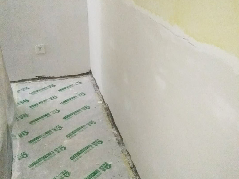 墻面修補翻新：舊墻面在翻新前一定要做墻面基底處理，粉化嚴重的要全部鏟除，鏟除后抹上一層白水泥，原來墻面過于光滑、刷過油漆的鏟除后還要做打磨處理，把粘結(jié)不牢的表皮去掉，便于新涂料和墻體粘結(jié)。墻面底漆的作用是抗堿防潮、封固基材、保護面漆，提高面漆的質(zhì)感和遮蓋力，對于老房翻新，墻面一定要做底漆，如果沒有刷底漆就直接上面漆的話，時間一長墻面容易起泡、發(fā)霉，太陽照曬時間長了也容易變色。已經(jīng)上好面漆的墻面要修補會比較麻煩，容易產(chǎn)生色差，材料的使用時間不同，質(zhì)量也難以保證，很難達到理想效果。 所以墻面的修補最好是整塊墻面，或是盡可能地選擇較大面積進行修補，這樣可以盡量避免產(chǎn)生色差，修補后的質(zhì)量也更好。