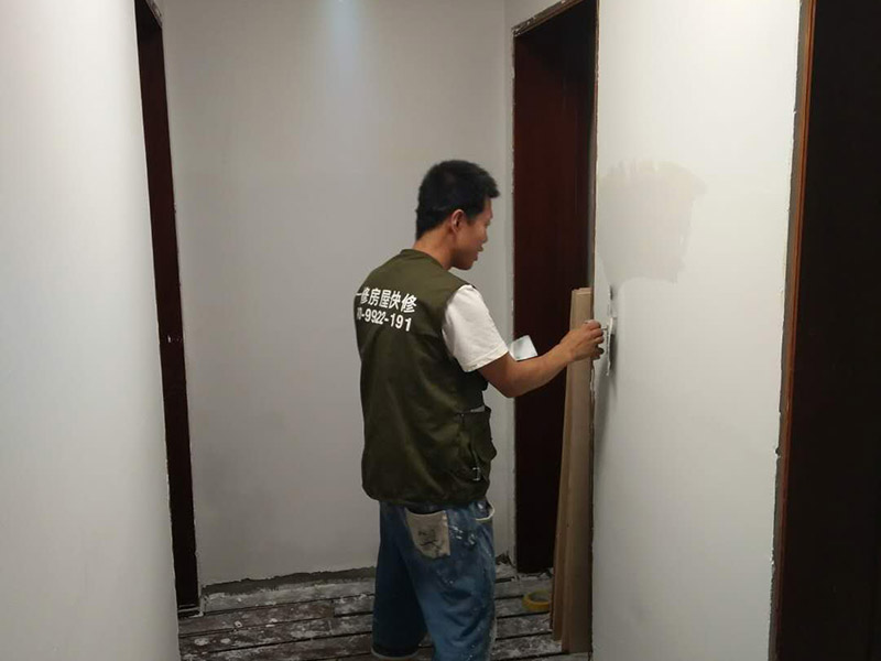 墻面修補翻新：舊墻面在翻新前一定要做墻面基底處理，粉化嚴重的要全部鏟除，鏟除后抹上一層白水泥，原來墻面過于光滑、刷過油漆的鏟除后還要做打磨處理，把粘結(jié)不牢的表皮去掉，便于新涂料和墻體粘結(jié)。墻面底漆的作用是抗堿防潮、封固基材、保護面漆，提高面漆的質(zhì)感和遮蓋力，對于老房翻新，墻面一定要做底漆，如果沒有刷底漆就直接上面漆的話，時間一長墻面容易起泡、發(fā)霉，太陽照曬時間長了也容易變色。已經(jīng)上好面漆的墻面要修補會比較麻煩，容易產(chǎn)生色差，材料的使用時間不同，質(zhì)量也難以保證，很難達到理想效果。 所以墻面的修補最好是整塊墻面，或是盡可能地選擇較大面積進行修補，這樣可以盡量避免產(chǎn)生色差，修補后的質(zhì)量也更好。