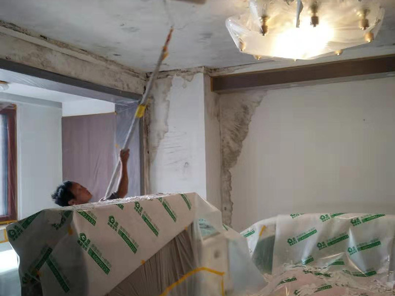 全屋墻面翻新及保護方案：舊墻面翻新基層處理從專業(yè)角度看，翻新流程應有下列幾個環(huán)節(jié)組成：了解工程概況&rarr;工程視查&rarr;測試病變&rarr;提出建議&rarr;施工方案&rarr;準備工作&rarr;施工過程&rarr;驗收 舊墻面翻新基層處理從專業(yè)角度看,翻新流程應有下列幾個環(huán)節(jié)組成:了解工程概況&rarr;工程視查&rarr;測試病變&rarr;提出建議&rarr;施工方案&rarr;準備工作&rarr;施工過程&rarr;驗收 瓷磚、地板施工時，經(jīng)常有些會忽略了成品保護這步，直接在港普的瓷磚、地板上堆放東西。，甚至直接就在上面走動了。其實，在沒有使用覆蓋膜之前，這些都是錯誤的，會對鋪貼效果產(chǎn)生很大影響。正確的做法是，在瓷磚干固以前，禁止在上面走動或堆放東西；還要覆蓋專門的保護膜，以免裝修的沙子磨傷地面，或者有色涂料沾上地板，還有造成瓷磚高低不平等。