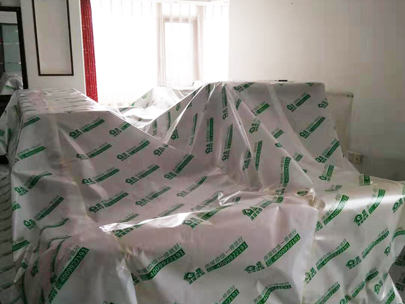 全屋墻面翻新及保護方案：舊墻面翻新基層處理從專業(yè)角度看，翻新流程應有下列幾個環(huán)節(jié)組成：了解工程概況&rarr;工程視查&rarr;測試病變&rarr;提出建議&rarr;施工方案&rarr;準備工作&rarr;施工過程&rarr;驗收 舊墻面翻新基層處理從專業(yè)角度看,翻新流程應有下列幾個環(huán)節(jié)組成:了解工程概況&rarr;工程視查&rarr;測試病變&rarr;提出建議&rarr;施工方案&rarr;準備工作&rarr;施工過程&rarr;驗收 瓷磚、地板施工時，經(jīng)常有些會忽略了成品保護這步，直接在港普的瓷磚、地板上堆放東西。，甚至直接就在上面走動了。其實，在沒有使用覆蓋膜之前，這些都是錯誤的，會對鋪貼效果產(chǎn)生很大影響。正確的做法是，在瓷磚干固以前，禁止在上面走動或堆放東西；還要覆蓋專門的保護膜，以免裝修的沙子磨傷地面，或者有色涂料沾上地板，還有造成瓷磚高低不平等。