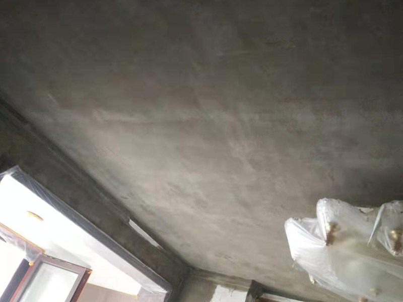 全屋墻面翻新及保護方案：舊墻面翻新基層處理從專業(yè)角度看，翻新流程應有下列幾個環(huán)節(jié)組成：了解工程概況&rarr;工程視查&rarr;測試病變&rarr;提出建議&rarr;施工方案&rarr;準備工作&rarr;施工過程&rarr;驗收 舊墻面翻新基層處理從專業(yè)角度看,翻新流程應有下列幾個環(huán)節(jié)組成:了解工程概況&rarr;工程視查&rarr;測試病變&rarr;提出建議&rarr;施工方案&rarr;準備工作&rarr;施工過程&rarr;驗收 瓷磚、地板施工時，經(jīng)常有些會忽略了成品保護這步，直接在港普的瓷磚、地板上堆放東西。，甚至直接就在上面走動了。其實，在沒有使用覆蓋膜之前，這些都是錯誤的，會對鋪貼效果產(chǎn)生很大影響。正確的做法是，在瓷磚干固以前，禁止在上面走動或堆放東西；還要覆蓋專門的保護膜，以免裝修的沙子磨傷地面，或者有色涂料沾上地板，還有造成瓷磚高低不平等。