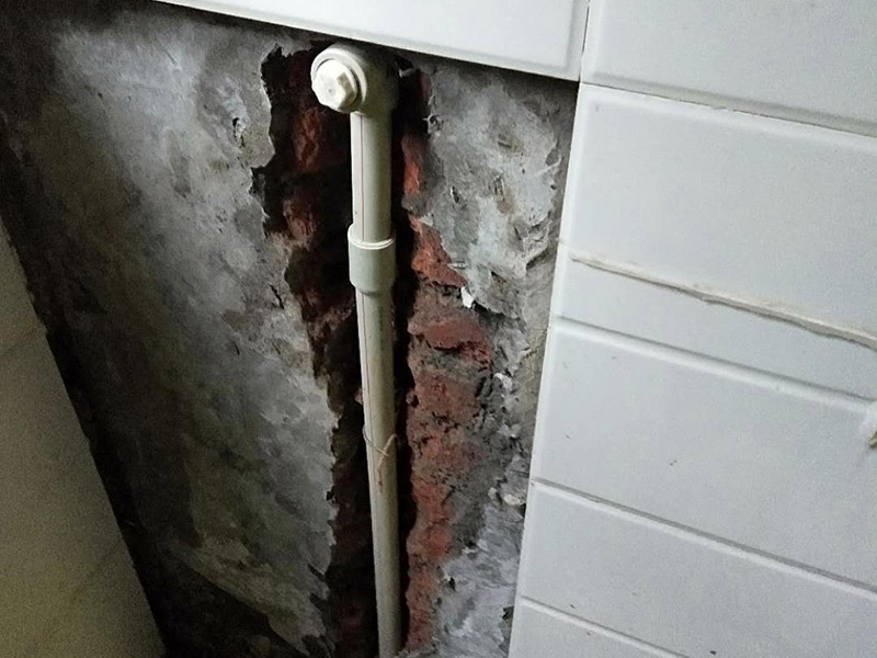 水管漏水維修：水管漏水修補要先找到漏水點，然后針對性修補，水管裂縫小可以直接將在漏水處涂抹上玻璃膠，但是要先關(guān)閉水閘、保持滲漏處干燥才能施工，玻璃膠干了之后才可以打開水閘，若是破損大，可將其切掉，用一節(jié)新水管和兩個接頭來修補，并在接頭處涂抹膠水密封。