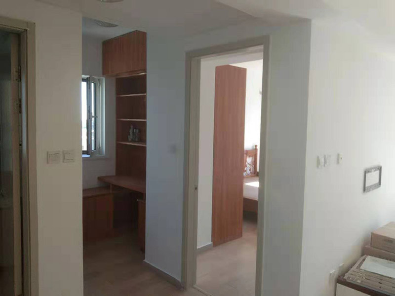 全屋刮大白裝修：刮大白就是在水泥毛糙面上 ，用建筑用的大白粉將墻面刮平刷白，具體步驟首先要基層處理把原有的大白戧掉，查看墻面上有沒有縫隙，釘子凹槽，銹點(diǎn)。 有縫隙的要填滿石膏，刷墻固墻鏈，之后在房屋頂棚都要滿刮石膏，然后在刮大白，刮大白比較重要，至少要全面的刮兩遍。干后在用打磨砂紙把小包和刮板印道子等磨掉，最后一步就是刷或者噴乳膠漆。