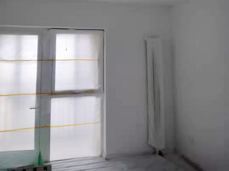 全屋刮大白裝修：刮大白就是在水泥毛糙面上 ，用建筑用的大白粉將墻面刮平刷白，具體步驟首先要基層處理把原有的大白戧掉，查看墻面上有沒有縫隙，釘子凹槽，銹點(diǎn)。 有縫隙的要填滿石膏，刷墻固墻鏈，之后在房屋頂棚都要滿刮石膏，然后在刮大白，刮大白比較重要，至少要全面的刮兩遍。干后在用打磨砂紙把小包和刮板印道子等磨掉，最后一步就是刷或者噴乳膠漆。