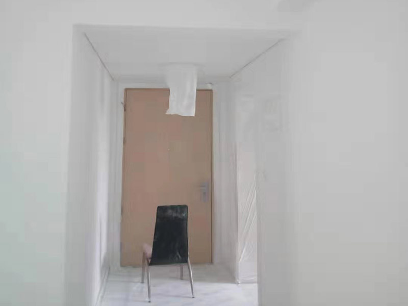 全屋刮大白裝修：刮大白就是在水泥毛糙面上 ，用建筑用的大白粉將墻面刮平刷白，具體步驟首先要基層處理把原有的大白戧掉，查看墻面上有沒有縫隙，釘子凹槽，銹點(diǎn)。 有縫隙的要填滿石膏，刷墻固墻鏈，之后在房屋頂棚都要滿刮石膏，然后在刮大白，刮大白比較重要，至少要全面的刮兩遍。干后在用打磨砂紙把小包和刮板印道子等磨掉，最后一步就是刷或者噴乳膠漆。