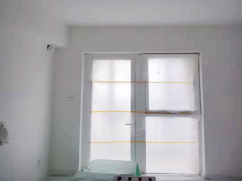全屋刮大白裝修：刮大白就是在水泥毛糙面上 ，用建筑用的大白粉將墻面刮平刷白，具體步驟首先要基層處理把原有的大白戧掉，查看墻面上有沒有縫隙，釘子凹槽，銹點(diǎn)。 有縫隙的要填滿石膏，刷墻固墻鏈，之后在房屋頂棚都要滿刮石膏，然后在刮大白，刮大白比較重要，至少要全面的刮兩遍。干后在用打磨砂紙把小包和刮板印道子等磨掉，最后一步就是刷或者噴乳膠漆。