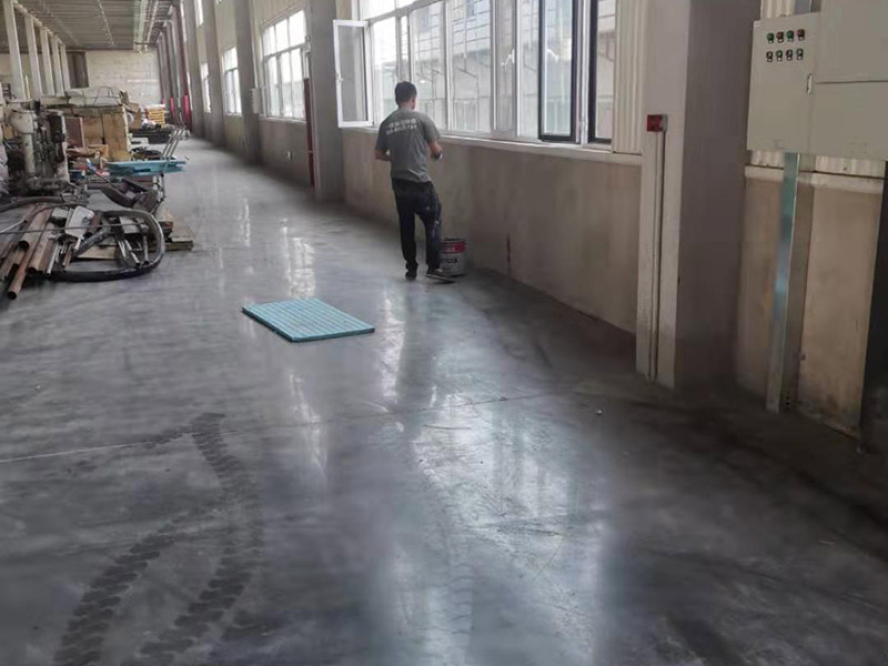 工廠墻裙翻新裝修：在對工廠墻面翻新時，必須先清潔以前的墻。如果粉末很嚴(yán)重，必須將其清理干凈。因為之前的墻壁可能涂有油漆和乳膠漆，所以最好在根除后再進(jìn)行涂漆。工廠墻面翻新時還要進(jìn)行拋光，應(yīng)清理原始墻壁上的堅固皮膚和浮動水槽。如果有一小部分墻壁和裂縫，可以用膩子填充。 如果工廠墻面翻新在修復(fù)過程中不全面，并且涂漆過程已經(jīng)完成，那將非常麻煩，等到涂漆項目完成，再去修復(fù)，就很難達(dá)到預(yù)期的效果。而且最大的問題是色差問題，所以在修復(fù)工廠墻面時一定要小心、全面，不要給以后的項目增加負(fù)擔(dān)。 一般的工廠面積比較大，工廠墻面翻新時重要是在面漆方面。在上面漆之前，根據(jù)油漆的說明比例搭配，準(zhǔn)備足夠的量以確保所有墻面的顏色相同，免得油漆不足，需要重新調(diào)配，這樣很容易造成色差、不均勻。工廠墻面翻新時，還應(yīng)選擇優(yōu)質(zhì)的涂料滾筒，使油漆質(zhì)地更均勻，更美觀。