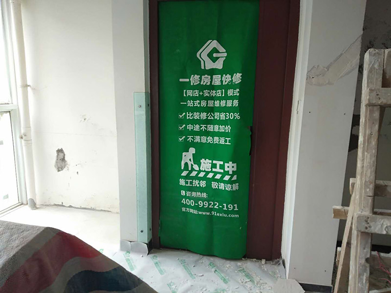乳膠漆墻面翻新：如果原墻是乳膠漆，且基礎(chǔ)強(qiáng)度較好，經(jīng)簡(jiǎn)單打毛修補(bǔ)后可以直接刷漆，但要注意不要破壞原墻漆膜的完整性，也不要用比原墻乳膠漆附著力好太多的乳膠漆，否則容易起皮脫落；如果原墻是刮瓷，則必須產(chǎn)掉重做，其實(shí)在這方面只要掌握一個(gè)原則，即同等性質(zhì)才能翻新，否則就必須重來(lái)。 如果原墻面的漆已經(jīng)不好了的話，再刷上乳膠漆會(huì)把以前的乳膠漆泡下來(lái)，可以選鮮呼吸SBS強(qiáng)力膠、鮮呼吸卓越型白膠，再刮一遍膩?zhàn)哟蚰ズ笤偎⑷槟z漆。另外，如果經(jīng)濟(jì)條件允許，而你對(duì)原墻質(zhì)量又不滿意的話，建議最好重做。因?yàn)閴γ娴奶幚硎钦麄€(gè)裝修過(guò)程中最骯臟的部分，千萬(wàn)不要圖省事，否則以后會(huì)很麻煩。