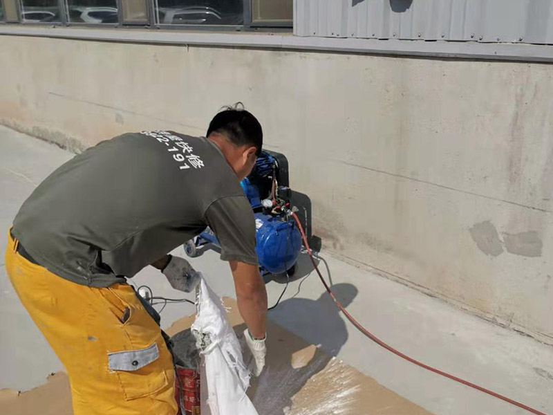 外墻墻裙彈刷涂料:基層清理一澆水濕潤(rùn)一吊垂直、套方、找規(guī)矩、抹灰餅一抹水泥踢腳或墻裙—做護(hù)角抹水泥窗臺(tái)—墻面充筋—抹底灰—修補(bǔ)預(yù)留孔洞、電箱槽、盒等—抹罩面灰 1、粉刷施工前注意天氣情況,避免在雨雪來(lái)臨前作業(yè)。2、需要鏟墻皮的墻體,處理好墻壁基層表面,舊墻面必須徹底除去霉斑、油污、浮灰及松脫的涂層,孔漏應(yīng)及時(shí)修補(bǔ),并用粗砂紙打磨平整。3、粉刷時(shí)應(yīng)掌握由上而下、一筆套一筆、豎刷的原則,也可由左至右的橫刷,切勿漏筆。4、在刷石灰漿的過(guò)程中應(yīng)不斷攪拌石灰漿液,否則石灰漿會(huì)沉淀刷后墻面上會(huì)出現(xiàn)深淺不一的條紋。5、在新刷的紙筋灰墻上進(jìn)行粉刷裝飾,須等到外層石灰完全干燥后方可進(jìn)行,否則會(huì)使墻面上出現(xiàn)而影響美化的效果。