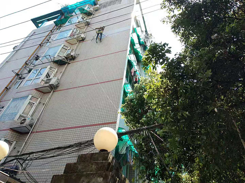 高空外墻防水施工:將局部開裂、起鼓的外墻涂料層鑿開至墻面基層,將窗框與墻體的結(jié)合處開裂的涂層揭開,并將所有鑿開和脫落的墻面用軟質(zhì)刷子清掃干凈,保證其中不存在任何塵土、水泥渣等松散顆粒及松動(dòng)的涂料塊.用JS防水涂料對(duì)墻面進(jìn)行整體涂刷,要求涂刷多遍達(dá)到一定的厚度,以能發(fā)揮防水材料的最佳性能為準(zhǔn).使墻面顏色均勻,平整美觀.