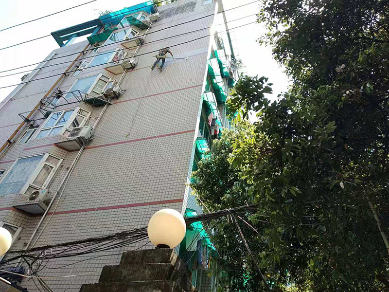 高空外墻防水施工:將局部開裂、起鼓的外墻涂料層鑿開至墻面基層,將窗框與墻體的結(jié)合處開裂的涂層揭開,并將所有鑿開和脫落的墻面用軟質(zhì)刷子清掃干凈,保證其中不存在任何塵土、水泥渣等松散顆粒及松動(dòng)的涂料塊.用JS防水涂料對(duì)墻面進(jìn)行整體涂刷,要求涂刷多遍達(dá)到一定的厚度,以能發(fā)揮防水材料的最佳性能為準(zhǔn).使墻面顏色均勻,平整美觀.