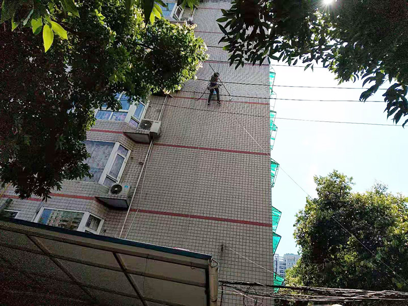 高空外墻防水施工:將局部開裂、起鼓的外墻涂料層鑿開至墻面基層,將窗框與墻體的結(jié)合處開裂的涂層揭開,并將所有鑿開和脫落的墻面用軟質(zhì)刷子清掃干凈,保證其中不存在任何塵土、水泥渣等松散顆粒及松動(dòng)的涂料塊.用JS防水涂料對(duì)墻面進(jìn)行整體涂刷,要求涂刷多遍達(dá)到一定的厚度,以能發(fā)揮防水材料的最佳性能為準(zhǔn).使墻面顏色均勻,平整美觀.