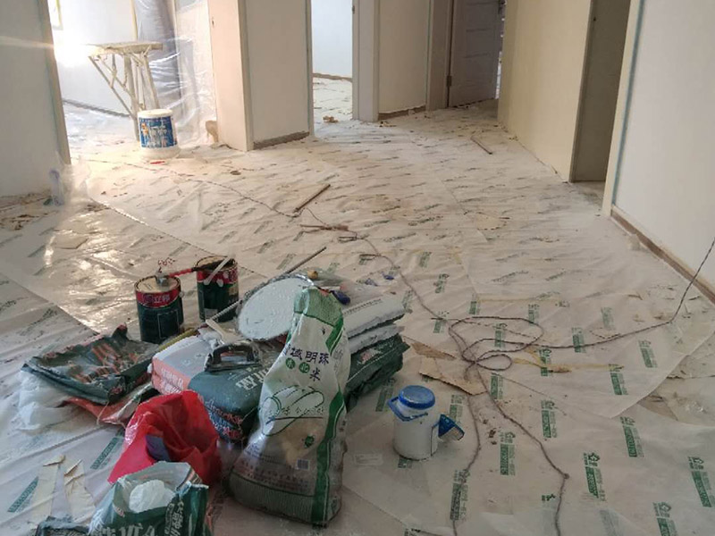 全屋整體裝修翻新：在墻面翻新前，需要先將舊漆面鏟除干凈，之后在進(jìn)行打磨，將墻面的浮沉雜物都清理干凈。如果墻面有凹凸不平的情況，要先用膩?zhàn)有扪a(bǔ)，如果墻面出現(xiàn)空鼓的現(xiàn)象，也要將整面的墻皮進(jìn)行鏟除，才能做后續(xù)的處理。 膩?zhàn)拥奶幚碇攸c(diǎn)有兩點(diǎn)注意事項(xiàng)，一是在刮膩?zhàn)又埃褖γ娴钠秸扔贸咦訙y(cè)試好，如果有不平整的位置，就需要用膩?zhàn)訉?shí)行多次的修補(bǔ)，而在每一次刮完膩?zhàn)又?，還需要用砂紙對(duì)墻面實(shí)行打磨，使得墻面更加的平整光滑。 油漆的涂刷是墻面翻新至關(guān)重要的一步。在涂刷時(shí)應(yīng)當(dāng)遵照一底兩面的原則，即刷1遍底漆，再刷2遍面漆，要留意的是，兩次涂刷的時(shí)間不可以太近，要確保前一遍的涂刷油漆已經(jīng)干了之后，才可以接著進(jìn)行下一遍的涂刷，這樣才能確保涂刷質(zhì)量。