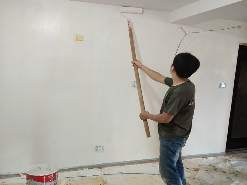 全屋整體裝修翻新：在墻面翻新前，需要先將舊漆面鏟除干凈，之后在進(jìn)行打磨，將墻面的浮沉雜物都清理干凈。如果墻面有凹凸不平的情況，要先用膩?zhàn)有扪a(bǔ)，如果墻面出現(xiàn)空鼓的現(xiàn)象，也要將整面的墻皮進(jìn)行鏟除，才能做后續(xù)的處理。 膩?zhàn)拥奶幚碇攸c(diǎn)有兩點(diǎn)注意事項(xiàng)，一是在刮膩?zhàn)又?，要把墻面的平整度用尺子測(cè)試好，如果有不平整的位置，就需要用膩?zhàn)訉?shí)行多次的修補(bǔ)，而在每一次刮完膩?zhàn)又?，還需要用砂紙對(duì)墻面實(shí)行打磨，使得墻面更加的平整光滑。 油漆的涂刷是墻面翻新至關(guān)重要的一步。在涂刷時(shí)應(yīng)當(dāng)遵照一底兩面的原則，即刷1遍底漆，再刷2遍面漆，要留意的是，兩次涂刷的時(shí)間不可以太近，要確保前一遍的涂刷油漆已經(jīng)干了之后，才可以接著進(jìn)行下一遍的涂刷，這樣才能確保涂刷質(zhì)量。