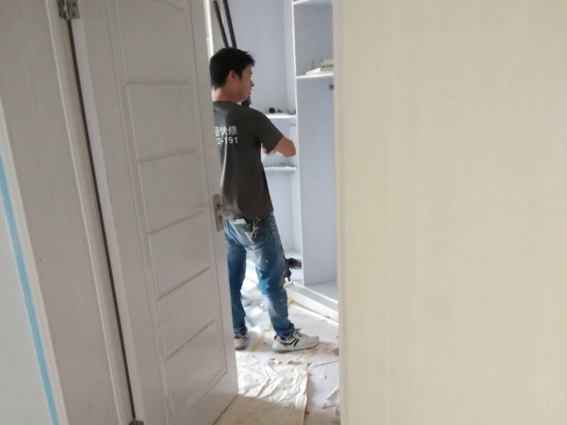 全屋整體裝修翻新：在墻面翻新前，需要先將舊漆面鏟除干凈，之后在進(jìn)行打磨，將墻面的浮沉雜物都清理干凈。如果墻面有凹凸不平的情況，要先用膩?zhàn)有扪a(bǔ)，如果墻面出現(xiàn)空鼓的現(xiàn)象，也要將整面的墻皮進(jìn)行鏟除，才能做后續(xù)的處理。 膩?zhàn)拥奶幚碇攸c(diǎn)有兩點(diǎn)注意事項(xiàng)，一是在刮膩?zhàn)又?，要把墻面的平整度用尺子測(cè)試好，如果有不平整的位置，就需要用膩?zhàn)訉?shí)行多次的修補(bǔ)，而在每一次刮完膩?zhàn)又?，還需要用砂紙對(duì)墻面實(shí)行打磨，使得墻面更加的平整光滑。 油漆的涂刷是墻面翻新至關(guān)重要的一步。在涂刷時(shí)應(yīng)當(dāng)遵照一底兩面的原則，即刷1遍底漆，再刷2遍面漆，要留意的是，兩次涂刷的時(shí)間不可以太近，要確保前一遍的涂刷油漆已經(jīng)干了之后，才可以接著進(jìn)行下一遍的涂刷，這樣才能確保涂刷質(zhì)量。