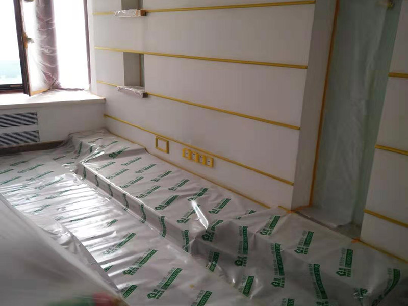 全屋裝修保護:入戶門扇用公司統(tǒng)一的門貼進行全面包裹保護，用透明膠帶將保護膜粘貼牢固平整。 用標準保護膜將門框三面保護完整并固定牢固。 工程完工后拆除保護膜時如果有粘貼時的膠痕，應(yīng)用酒精或?qū)Ｓ玫那逦蹌┣宄z痕。 飾面板進場后對其封兩遍以上清漆并打?qū)Ψ胖谩?家具制作后，用報紙折成U字型將柜子內(nèi)部進行保護。 涉及色漆或擦色作業(yè)時，應(yīng)將柜門拆除后噴漆或擦色，避免造成顏色交叉污染。