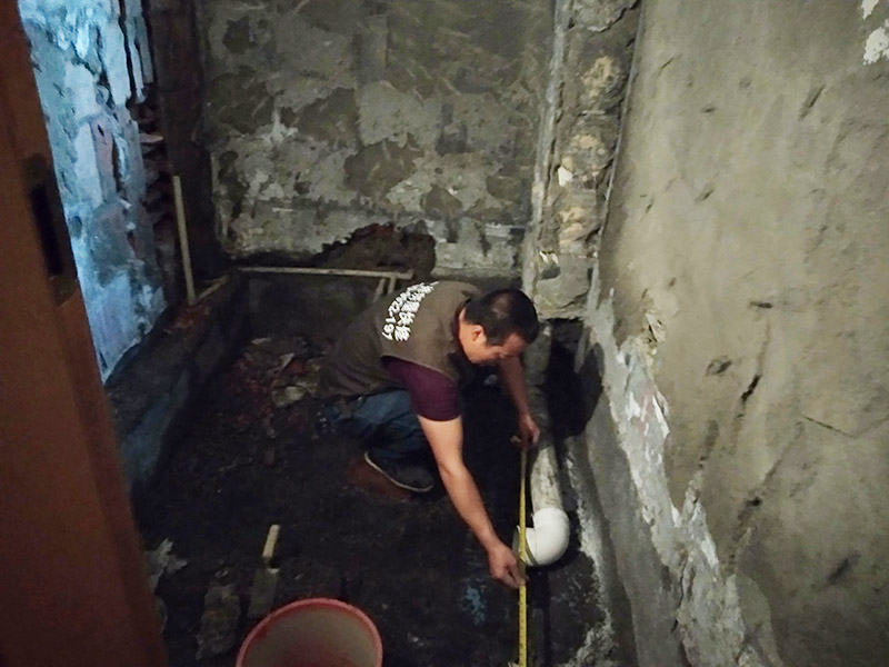 廁所水管改造：衛(wèi)生間下水管道的改造在現(xiàn)在一般的商品房中實(shí)施可能不大，因?yàn)闆]有沉箱的位置，一般都是自建房當(dāng)中進(jìn)行下水改造，可行的辦法就是通過改變沉箱的位置或者是對下水管道的位置進(jìn)行局部的抬高。 下水管道的長度不應(yīng)該太多長，因?yàn)闀菀滓l(fā)堵塞，在日后的使用中如果出現(xiàn)問題維修起來也比較麻煩。 衛(wèi)生間的下水管道改造工程進(jìn)行的差不讀的時候可以進(jìn)行試水，看一下水流是否能夠順暢，如果沒有什么問題的話就可以在水管上鋪設(shè)上水泥和地磚來保護(hù)水管。