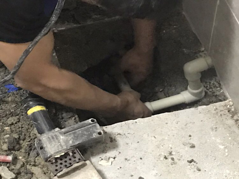 管道檢測更換維修：這個(gè)要取決于你的衛(wèi)生間是否帶有沉箱。如果帶有沉箱，所有的排水口的管都是鋪設(shè)在沉箱下面，在通過沉箱的排水管通道排水總管去的，那樣我們只需要在沉箱里面的管道進(jìn)行改動(dòng)即可； 如果是不帶沉箱，一種辦法就是不夠過排水管的位置進(jìn)行局部抬高，一種就是通過穿樓板將排水管放置在樓板下面進(jìn)行改動(dòng)鋪設(shè)，但是這個(gè)是要自建房或者別墅才能進(jìn)行，如果是商品房做不了，必須得抬高，一般商品房都是沉箱了的。