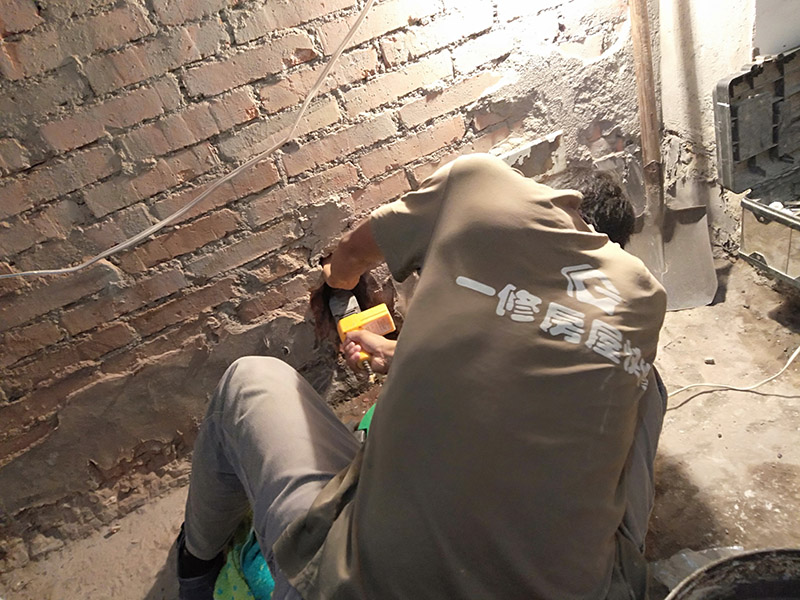 墻內(nèi)水管熱熔堵頭：首先找到漏水接口，更換漏水位置的配件管道。安裝時(shí)，先關(guān)閉總閥，再用ppr剪刀截?cái)嗦┧牟课?，再用ppr熱湯機(jī)，再補(bǔ)上一段就可以。也可以擦干漏水部位，用堵漏王堵住接口，也可以用聚氨酯防水粉劑調(diào)水后涂刷在漏水處。
