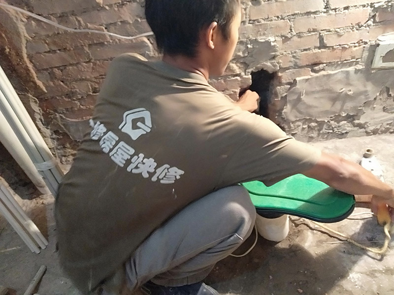 墻內(nèi)水管熱熔堵頭：首先找到漏水接口，更換漏水位置的配件管道。安裝時(shí)，先關(guān)閉總閥，再用ppr剪刀截?cái)嗦┧牟课?，再用ppr熱湯機(jī)，再補(bǔ)上一段就可以。也可以擦干漏水部位，用堵漏王堵住接口，也可以用聚氨酯防水粉劑調(diào)水后涂刷在漏水處。
