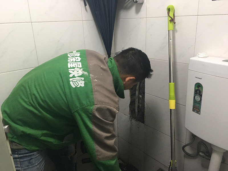 浴室水管漏水維修:除了地板或者天花板以外，可能有時(shí)候也會(huì)在墻上發(fā)現(xiàn)一塊塊的水漬。墻面滲水的原因可能是淋浴區(qū)墻面的防水層沒(méi)有做好，因此水會(huì)蔓延到其他的墻面去。另一個(gè)可能的原因就是在粉刷墻壁的時(shí)候，施作人員沒(méi)有等油漆干涂就馬上上第二或者第三層，這樣子會(huì)造成水氣悶在墻壁里，產(chǎn)生滲水的問(wèn)題。 首先我們必須先找出滲漏的源頭，然后再重新施作防水層。另外如果你需要把舊的油漆層換掉、再重新涂上防水漆的時(shí)候，要記得要等第一層完全干透后再繼續(xù)后續(xù)的粉刷程序。
