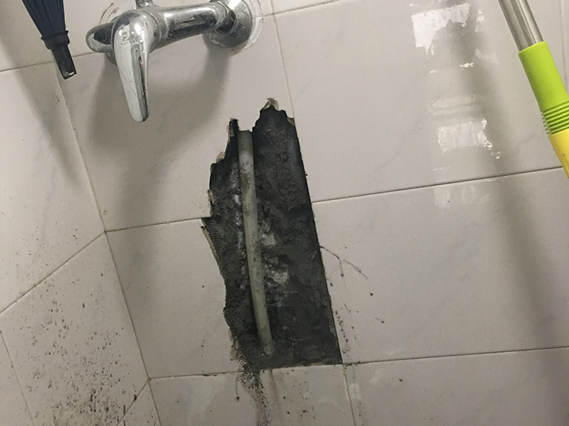 浴室水管漏水維修:除了地板或者天花板以外，可能有時(shí)候也會(huì)在墻上發(fā)現(xiàn)一塊塊的水漬。墻面滲水的原因可能是淋浴區(qū)墻面的防水層沒(méi)有做好，因此水會(huì)蔓延到其他的墻面去。另一個(gè)可能的原因就是在粉刷墻壁的時(shí)候，施作人員沒(méi)有等油漆干涂就馬上上第二或者第三層，這樣子會(huì)造成水氣悶在墻壁里，產(chǎn)生滲水的問(wèn)題。 首先我們必須先找出滲漏的源頭，然后再重新施作防水層。另外如果你需要把舊的油漆層換掉、再重新涂上防水漆的時(shí)候，要記得要等第一層完全干透后再繼續(xù)后續(xù)的粉刷程序。