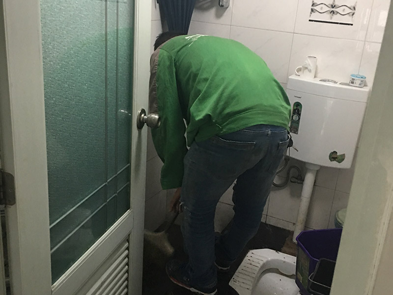 浴室水管漏水維修:除了地板或者天花板以外，可能有時(shí)候也會(huì)在墻上發(fā)現(xiàn)一塊塊的水漬。墻面滲水的原因可能是淋浴區(qū)墻面的防水層沒(méi)有做好，因此水會(huì)蔓延到其他的墻面去。另一個(gè)可能的原因就是在粉刷墻壁的時(shí)候，施作人員沒(méi)有等油漆干涂就馬上上第二或者第三層，這樣子會(huì)造成水氣悶在墻壁里，產(chǎn)生滲水的問(wèn)題。 首先我們必須先找出滲漏的源頭，然后再重新施作防水層。另外如果你需要把舊的油漆層換掉、再重新涂上防水漆的時(shí)候，要記得要等第一層完全干透后再繼續(xù)后續(xù)的粉刷程序。