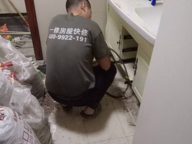 水管打壓維修：水管打壓顯示不漏但是墻面有漏水，水管接頭處如果有滲水，哪怕是一點點地滴，水壓試驗也很容易試出來，如果水壓試驗沒問題，可以排除水管滲水?？纯囱貕堑孛嬗袥]有濕痕，如果有，看看是在哪邊多點（廚房邊還是餐廳邊），如果是在廚房邊，不排除廚房地面貼面磚時，砂漿中吸貯了水，這種情況，如果廚房沒有新的滲水源，過段時間就沒事了。萬一有漏水滲漏將會給你家和樓下的造成巨大損失，給水管安裝完畢一定要做打壓試驗，試驗壓力不能小于6公斤，這樣那些容易漏水的地方或者施工有瑕疵的地方就會暴露出來。 最后再來介紹水管打壓沒關(guān)水閥，打到了2.0會不會傷水管，沒關(guān)總水閥、應(yīng)該是正常供水的，自來水管道內(nèi)的壓力值應(yīng)為2－2.5公斤，屬于正常壓力值，有很多人就是把試壓器拿到地方一試沒有5分鐘就卸下來說好了，那才真是騙人的。