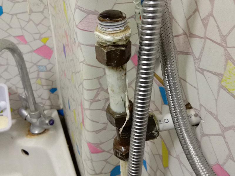 浴室管道配件更換：關(guān)水管總閘，讓斷掉處的水管內(nèi)的水流干。小區(qū)總閘一般是在樓梯間，電梯間，開關(guān)就在水表旁邊。讓開關(guān)垂直水管即為關(guān)閉。如下圖最上面的和中間的開關(guān)，就表示已關(guān)閉?，F(xiàn)在我們已經(jīng)將斷頭管鋸開了一個(gè)小口，接下來，我們就用平口一字螺絲刀，和小榔頭，將斷頭鑿出。我們用平口螺絲刀刀口對準(zhǔn)斷頭剛被鋸條鋸出的口子的旁邊的管壁，然后用榔頭敲擊螺絲刀的木柄頂部，這樣便可輕易剔除斷頭，只要打開一個(gè)小口，后面的用螺絲刀輕輕一撮就全部掉了。在安裝之前，需要先將水膠帶纏繞在角閥或水龍頭絲口上，可以稍微弄點(diǎn)水濕潤一下，更好纏繞，纏繞的時(shí)候要采用逆時(shí)針方向纏繞。