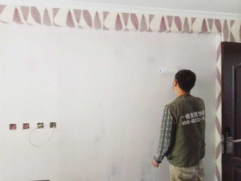 酒店墻面翻新：將房中小件物品搬移到柜子，儲(chǔ)物柜等不需要施工的位置，如樓梯間，衛(wèi)生間等，利用專業(yè)的遮蔽保護(hù)膜貼在地面，包裝家具，避免施工期間對(duì)家中的物品造成損害和污染。檢查墻面破損位置，如粉化，開裂，滲水，起皮現(xiàn)象嚴(yán)重的利用鏟刀直接全部鏟除至基層，局部破損現(xiàn)象不嚴(yán)重的位置直接用打磨機(jī)或者砂紙打磨即可。貼過墻紙的一定要完全清理掉墻紙內(nèi)的膠，因?yàn)槟z水時(shí)間長了之后會(huì)產(chǎn)生化學(xué)反應(yīng)，會(huì)對(duì)膩?zhàn)訉佑兴绊?，且易造成環(huán)保污染，揮發(fā)有害物質(zhì)。 墻面完全鏟除后，需用打磨機(jī)打磨墻面起到找平的作用，然后做防水界面劑施工，防水施工的目的是防止天氣潮濕或者樓頂漏水，陽臺(tái)滲水導(dǎo)致墻面乳膠漆掉皮，界面劑的作用是為了增強(qiáng)水泥基層的粘接力。 膩?zhàn)邮且环N墻體抹灰找平材料，膩?zhàn)拥淖饔檬菫榱耸箟γ嫫秸?，起找平的作用，增?qiáng)底漆的附著力，且防水膩?zhàn)舆€具有耐水的性能，可以保證乳膠漆施工后不會(huì)出現(xiàn)起皮，掉粉等現(xiàn)象，膩?zhàn)邮┕ず?，一定要做精?xì)打磨，保證膩?zhàn)拥募?xì)膩性。 面漆是墻漆系統(tǒng)中最后一位守關(guān)者，它能體現(xiàn)整個(gè)漆面的光澤，手感，因此面漆的好壞直接決定了整片漆膜的好壞。