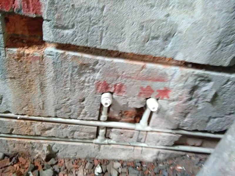 全屋線路規(guī)劃，水管開槽:水路管道檢查至關重要，這相關以后的水路安全隱患問題。我們通常用試壓的方法做管道檢查。試壓是管道檢查滲漏的方法之一，先用賭頭將所有內絲賭死。用壓力表打壓(家裝一般12個壓)試水。打壓之后檢查所有管道所有接頭。第二種方法就是上了賭頭之后，打開水閘二天二夜，第三天檢查所有接頭。 水路管道安裝之后，用水泥沙子混合封好衛(wèi)生間所有線槽。等線槽和地面填渣干后，再次清洗地面與墻面，墻地面水份干了即可做防水，墻面防水最好作一米高。如果廚衛(wèi)墻背面有家具的墻面，必須做滿墻。起到家具防潮作用。地面須填渣的，必須做好防水后填渣。填渣10厘米以上的用水泥沙子干混填渣。做二次防水地面和墻面要一起做。