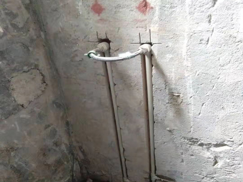 全屋線路規(guī)劃，水管開槽:水路管道檢查至關重要，這相關以后的水路安全隱患問題。我們通常用試壓的方法做管道檢查。試壓是管道檢查滲漏的方法之一，先用賭頭將所有內絲賭死。用壓力表打壓(家裝一般12個壓)試水。打壓之后檢查所有管道所有接頭。第二種方法就是上了賭頭之后，打開水閘二天二夜，第三天檢查所有接頭。 水路管道安裝之后，用水泥沙子混合封好衛(wèi)生間所有線槽。等線槽和地面填渣干后，再次清洗地面與墻面，墻地面水份干了即可做防水，墻面防水最好作一米高。如果廚衛(wèi)墻背面有家具的墻面，必須做滿墻。起到家具防潮作用。地面須填渣的，必須做好防水后填渣。填渣10厘米以上的用水泥沙子干混填渣。做二次防水地面和墻面要一起做。