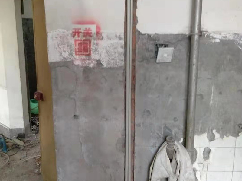 全屋線路規(guī)劃，水管開槽:水路管道檢查至關重要，這相關以后的水路安全隱患問題。我們通常用試壓的方法做管道檢查。試壓是管道檢查滲漏的方法之一，先用賭頭將所有內絲賭死。用壓力表打壓(家裝一般12個壓)試水。打壓之后檢查所有管道所有接頭。第二種方法就是上了賭頭之后，打開水閘二天二夜，第三天檢查所有接頭。 水路管道安裝之后，用水泥沙子混合封好衛(wèi)生間所有線槽。等線槽和地面填渣干后，再次清洗地面與墻面，墻地面水份干了即可做防水，墻面防水最好作一米高。如果廚衛(wèi)墻背面有家具的墻面，必須做滿墻。起到家具防潮作用。地面須填渣的，必須做好防水后填渣。填渣10厘米以上的用水泥沙子干混填渣。做二次防水地面和墻面要一起做。