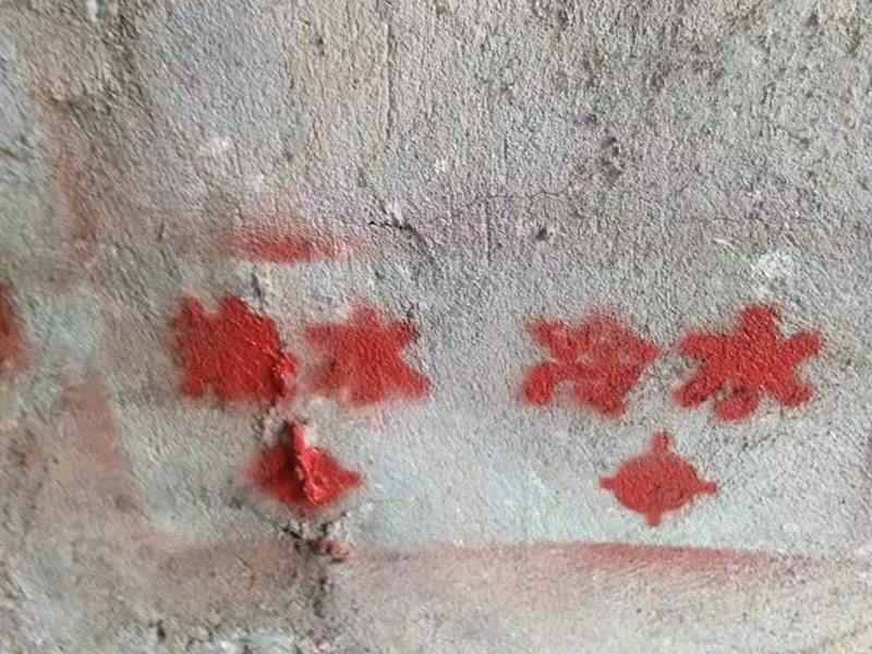 全屋線路規(guī)劃，水管開槽:水路管道檢查至關重要，這相關以后的水路安全隱患問題。我們通常用試壓的方法做管道檢查。試壓是管道檢查滲漏的方法之一，先用賭頭將所有內絲賭死。用壓力表打壓(家裝一般12個壓)試水。打壓之后檢查所有管道所有接頭。第二種方法就是上了賭頭之后，打開水閘二天二夜，第三天檢查所有接頭。 水路管道安裝之后，用水泥沙子混合封好衛(wèi)生間所有線槽。等線槽和地面填渣干后，再次清洗地面與墻面，墻地面水份干了即可做防水，墻面防水最好作一米高。如果廚衛(wèi)墻背面有家具的墻面，必須做滿墻。起到家具防潮作用。地面須填渣的，必須做好防水后填渣。填渣10厘米以上的用水泥沙子干混填渣。做二次防水地面和墻面要一起做。