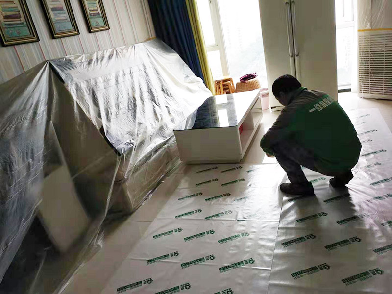 全屋地板家具保護(hù)：俗話說的好，做任何事情都要防患于未然，提早一步考慮周全，將問題的發(fā)生扼殺在搖籃里，這才是徹底解決麻煩的關(guān)鍵。 1、使用耐磨地板。耐磨地板是在地板生產(chǎn)過程中利用U型槽熱壓鋼模板以此壓制而成，它利用光學(xué)原理設(shè)計(jì)了一條實(shí)木視覺線，營造出一種原木視覺效果，增強(qiáng)地板的耐磨性。 2、使用組合家具。在目前的家裝設(shè)計(jì)中，除了一些家電產(chǎn)品，需要單獨(dú)選購的已經(jīng)越來越少，可以購買組合家具，在裝修完成后直接在房間里拼接組合，這樣既不會產(chǎn)生地板摩擦問題，也更加省事。