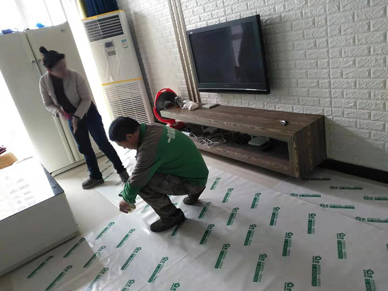 全屋地板家具保護(hù)：俗話說的好，做任何事情都要防患于未然，提早一步考慮周全，將問題的發(fā)生扼殺在搖籃里，這才是徹底解決麻煩的關(guān)鍵。 1、使用耐磨地板。耐磨地板是在地板生產(chǎn)過程中利用U型槽熱壓鋼模板以此壓制而成，它利用光學(xué)原理設(shè)計(jì)了一條實(shí)木視覺線，營造出一種原木視覺效果，增強(qiáng)地板的耐磨性。 2、使用組合家具。在目前的家裝設(shè)計(jì)中，除了一些家電產(chǎn)品，需要單獨(dú)選購的已經(jīng)越來越少，可以購買組合家具，在裝修完成后直接在房間里拼接組合，這樣既不會產(chǎn)生地板摩擦問題，也更加省事。