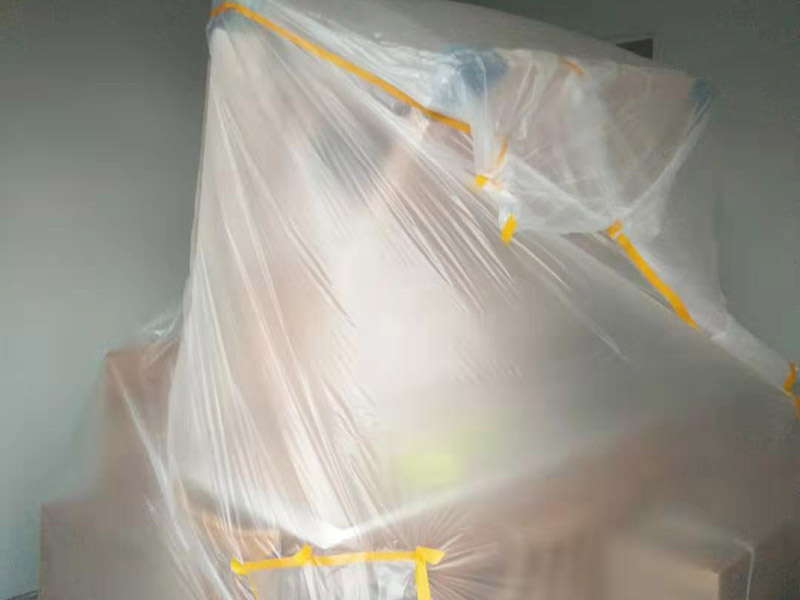 1、做好入戶門保護(hù) 各類裝修物料的進(jìn)場、建筑裝修的清理都必須經(jīng)過入戶門。在對(duì)物品進(jìn)行搬運(yùn)時(shí)，難免會(huì)與入戶門發(fā)生磕碰及摩擦。因此，在進(jìn)行成品保護(hù)時(shí)，我們首先要做好入戶門的保護(hù)。 建議，在裝修開工前知道家具家電進(jìn)場，都應(yīng)當(dāng)使用成品保護(hù)膜將入戶門進(jìn)行包裹。 2、做好水電改造期間的成品保護(hù) 水電改造是基礎(chǔ)裝修，水電裝修的質(zhì)量好壞，直接決定著后期的施工和使用。因此，在進(jìn)行水電改造時(shí)，同樣需要做好成品保護(hù)工作。水電改造完成后，應(yīng)當(dāng)對(duì)各種管線進(jìn)行規(guī)范的固定，以防脫落;對(duì)露的線頭要進(jìn)行包裹，以防發(fā)生觸電的危險(xiǎn);做好地面線管的固定和保護(hù)，防止被踩壞。同時(shí)，在搬運(yùn)物料時(shí)，也不要破壞地面鋪設(shè)的管線。