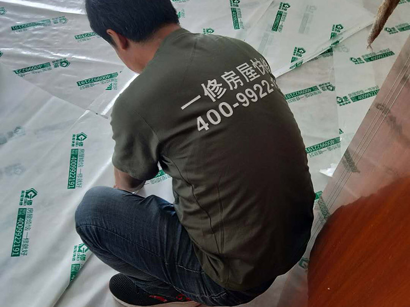 地板樓梯成品保護：樓地面按其構造由面層、墊層和基層等部分組成。因此樓地面成品保護既保護地面又保護地面磚裝飾等。 樓梯臺階成品保護主要是保護臺階成品裝飾，如樓梯大理石、踢腳板等，當然，也得保護樓梯基層砼等不損壞。 內墻面成品保護主要是保護內墻涂料，如膩子、乳膠漆等。