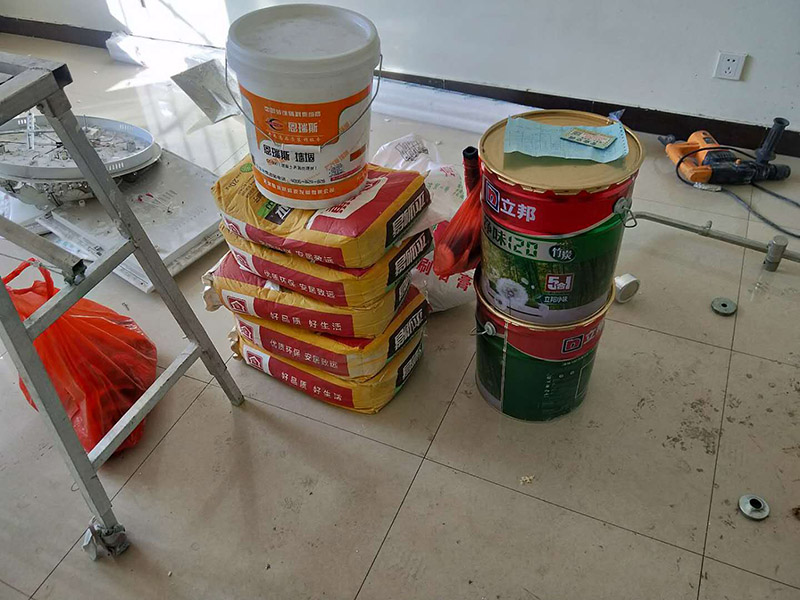 地面保護(hù)材料進(jìn)場(chǎng)：一、入戶門的保護(hù) 各種裝修物料的進(jìn)場(chǎng)以及各種建筑裝修垃圾的清理，都會(huì)經(jīng)過入戶門，這些物品在搬運(yùn)的過程中，與入戶門發(fā)生磕碰、摩擦的機(jī)率大大增加，所以，第一個(gè)需要做好成品保護(hù)的地方就是我們的入戶門。建議:在裝修開工前直到家具進(jìn)場(chǎng)期間，都需要對(duì)入戶門進(jìn)行保護(hù)!對(duì)于這一點(diǎn)，可以使用成品保護(hù)膜將門包裹。 二、瓷磚、地板的鋪貼保護(hù) --保護(hù)膜的貼法 瓷磚、地板的鋪裝，也屬于基礎(chǔ)裝修的部分，經(jīng)常發(fā)現(xiàn)瓷磚施工時(shí)和施工后都沒有做成品保護(hù)工作，具體的表現(xiàn)有:瓷磚邊鋪邊勾縫、在剛鋪的瓷磚、地板上堆放雜物、剛鋪的瓷磚就在上面走動(dòng)踩踏、地面瓷磚、地板沒有使用成品保護(hù)膜覆蓋等，這些都會(huì)影響瓷磚的鋪貼效果，造成瓷磚的施工質(zhì)量問題。
