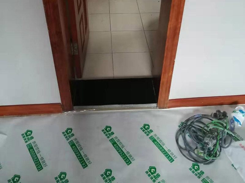 入戶門走廊保護:在裝修開工前直到家具進場期間，都需要對入戶門進行保護!對于這一點，可以使用成品保護膜將門包裹。 1、墻地面瓷磚，在鋪貼未干固的情況下，不要急于勾縫，以免人為的造成瓷磚松動、高低不平，影響施工效果。 2、地面瓷磚干固前，不要在上面走動、堆放雜物，以免造成瓷磚松動、高低不平。 3、地面瓷磚鋪貼完后，使用成品保護膜覆蓋磚面。 既可以防止裝修時的沙子磨傷地面，同時也能有效的防止油漆涂料等有色液體滴落磚面，造成地面污染。 如上所言，施工中裝修成品的保護是一個十分細致的活，現(xiàn)在只列出幾項相對重要的方面，以待補充。