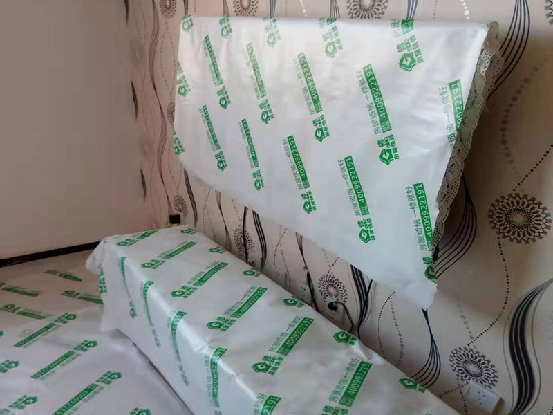 墻面修補保護:遇到墻面長了霉斑的情況，可以用超市買的洗衣服用的漂白水，濕布占著擦即可。不僅能有效清除表面霉斑，還有消毒的作用，但只適用于白墻，有顏色或者有藝術(shù)效果的漆面應避免使用。 除了漂白水以外，還可以使用專業(yè)的墻體霉菌清除劑，一般在超市能夠買到。將清潔劑搖勻后用普通氣壓噴壺按照說明書的要求兌水，對著發(fā)霉的墻面噴涂，大概30分鐘后，霉菌會自然分解。 對于墻面開裂，我們可以用鏟刀把裂縫兩邊約10厘米左右的漆膜鏟掉，使其露出底材，查明開裂的原因。如果是基材有裂縫，則可以用嵌縫石膏補住裂縫，等到石膏變硬之后，再補刮膩子，重新涂刷乳膠漆。