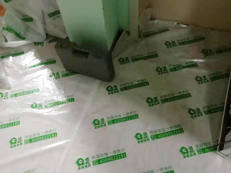 現(xiàn)場家具保護(hù):利用塑料薄膜將業(yè)主家的衣柜、榻榻米等家具，都做好了保護(hù)工作，避免膩子油漆等材料弄到家具上，對后期的衛(wèi)生清理帶來麻煩；主要是為了方便施工的，避免在批膩子時，把膩子批到家具上，或者是在噴乳膠漆時，濺到家具上，這樣一來，后面在清理時就麻煩多了；