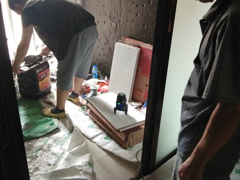 廚房改造維修：拆除。不管是新房舊房，可能都會面臨拆除的問題。如果是舊房改造，就需要首先拆除墻面和地面原有的瓷磚，拆除吊頂，拆除原有的廚具、燈具等;如果是新房想改變原來廚房的格局，也會首先面臨拆墻的任務(wù)。 二、水路、電路改造。大多數(shù)人都愿意將水路、電路做成暗管，因為比較美觀。水電路隱患工程，所以一定做到安全。三、墻面地面、抹灰找平。地面、墻面拆除后，水泥找平墻地面不平整的位置，這將有利于下一步做防水。四、做防水。水泥干透后，在墻面和地面刷涂防水涂料2到3遍，做24小時試水試驗。