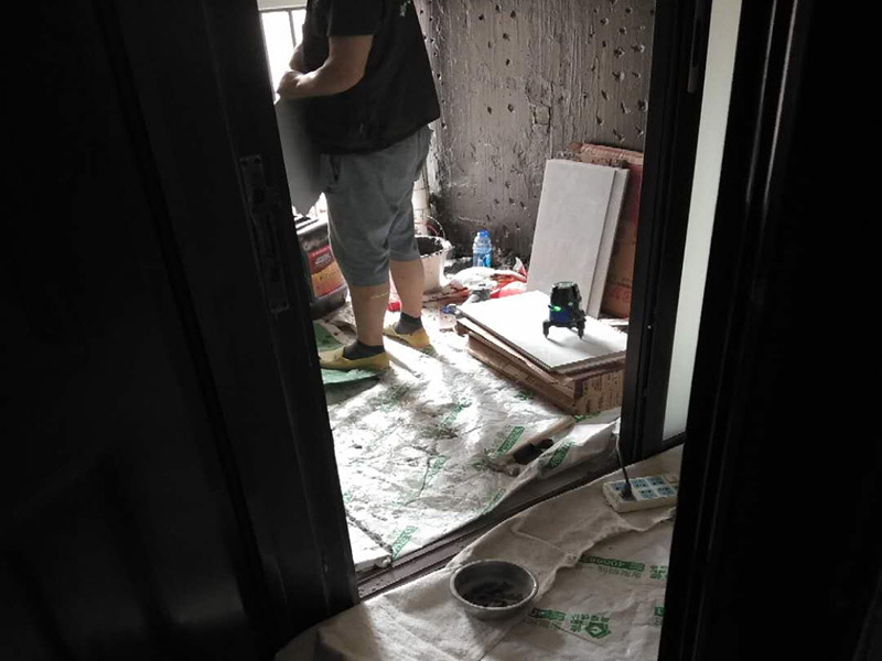 廚房改造維修：拆除。不管是新房舊房，可能都會面臨拆除的問題。如果是舊房改造，就需要首先拆除墻面和地面原有的瓷磚，拆除吊頂，拆除原有的廚具、燈具等;如果是新房想改變原來廚房的格局，也會首先面臨拆墻的任務(wù)。 二、水路、電路改造。大多數(shù)人都愿意將水路、電路做成暗管，因為比較美觀。水電路隱患工程，所以一定做到安全。三、墻面地面、抹灰找平。地面、墻面拆除后，水泥找平墻地面不平整的位置，這將有利于下一步做防水。四、做防水。水泥干透后，在墻面和地面刷涂防水涂料2到3遍，做24小時試水試驗。