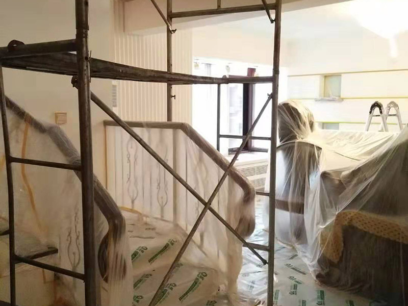 復(fù)式樓整體保護：各種裝修物料的進場以及各種建筑裝修垃圾的清理，都會經(jīng)過入戶門，這些物品在搬運的過程中，難免會和入戶門發(fā)生磕碰，造成入戶門的磕碰劃傷，所以，第一個需要做好成品保護的地方就是入戶門。做法：在裝修開工前直到家具進場期間，都需要對入戶門進行保護！可以使用成品保護膜將門包裹。 地面瓷磚鋪貼完后，用成品保護膜覆蓋磚面，既可以防止裝修時的沙子磨傷地面，同時也能有效地防止油漆涂料等有色液體滴落磚面，造成地面污染。好處：1.平整美觀；2.不會有泥沙塵土進入瓷磚；3.施工時不會刮花瓷磚；4.時間久了瓷磚依然干凈無塵。 在進行木門、櫥柜、家具等的相關(guān)的安裝或組裝的過程中，成品保護主要體現(xiàn)在兩個方面：一是原有的墻面、地面裝飾的保護，盡量避免因為這些安裝工程對已裝的部分造成破壞；二是安裝的物品本身的保護，注意不要在安裝過程中造成磕碰、劃傷等損傷。好處：1.美觀；2.避免后期刮膩子滴到柜子上；3.避免后期安裝碰到，導(dǎo)致油漆脫落和刮痕；4.防塵。