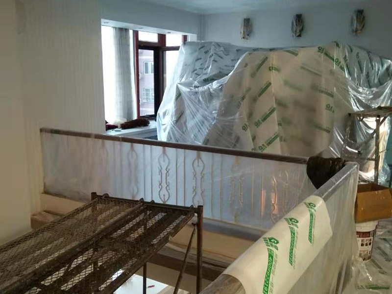 復(fù)式樓整體保護：各種裝修物料的進場以及各種建筑裝修垃圾的清理，都會經(jīng)過入戶門，這些物品在搬運的過程中，難免會和入戶門發(fā)生磕碰，造成入戶門的磕碰劃傷，所以，第一個需要做好成品保護的地方就是入戶門。做法：在裝修開工前直到家具進場期間，都需要對入戶門進行保護！可以使用成品保護膜將門包裹。 地面瓷磚鋪貼完后，用成品保護膜覆蓋磚面，既可以防止裝修時的沙子磨傷地面，同時也能有效地防止油漆涂料等有色液體滴落磚面，造成地面污染。好處：1.平整美觀；2.不會有泥沙塵土進入瓷磚；3.施工時不會刮花瓷磚；4.時間久了瓷磚依然干凈無塵。 在進行木門、櫥柜、家具等的相關(guān)的安裝或組裝的過程中，成品保護主要體現(xiàn)在兩個方面：一是原有的墻面、地面裝飾的保護，盡量避免因為這些安裝工程對已裝的部分造成破壞；二是安裝的物品本身的保護，注意不要在安裝過程中造成磕碰、劃傷等損傷。好處：1.美觀；2.避免后期刮膩子滴到柜子上；3.避免后期安裝碰到，導(dǎo)致油漆脫落和刮痕；4.防塵。