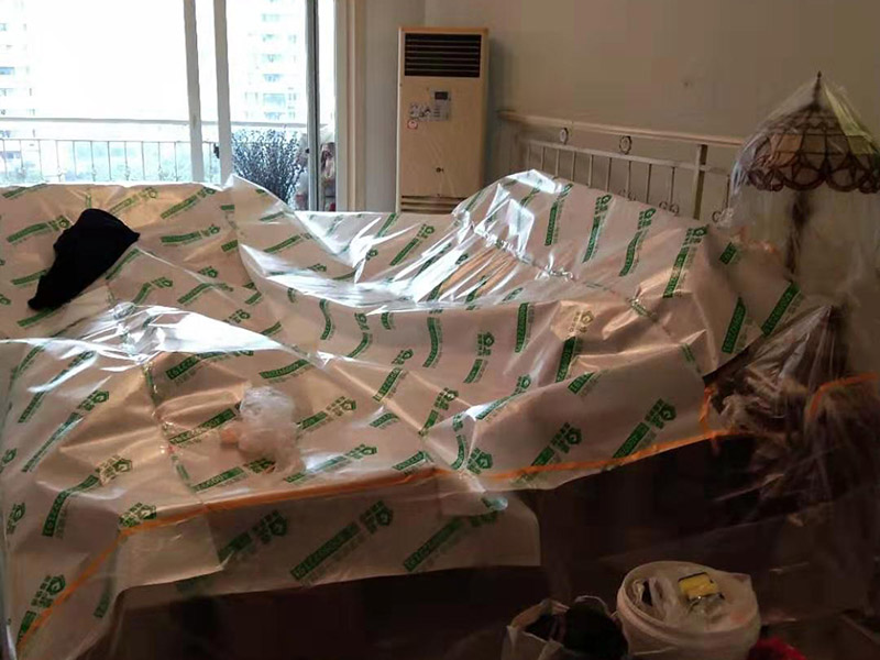 全屋家具成品保護(hù)：滿鋪成品瓦楞紙板，再用干凈彩條布滿鋪在普通石膏板上，在彩條布交接處及轉(zhuǎn)角處用膠帶固定，也可選用木芯板或三夾板。材料選用視上人、車情況而定。 所有成品飾面板在安裝好后必須用PE保護(hù)膜覆蓋包起來(lái)，所有成品飾面板的陽(yáng)角位必須用硬質(zhì)紙護(hù)角或泡沫棉進(jìn)行保護(hù)性包裝，防止交被其他施工人員碰撞。 1、入戶門扇用公司統(tǒng)一的門貼進(jìn)行全面包裹保護(hù)，用透明膠帶將保護(hù)膜粘貼牢固平整。 2、用標(biāo)準(zhǔn)保護(hù)膜將門框三面保護(hù)完整并固定牢固。 3、工程完工后拆除保護(hù)膜時(shí)如果有粘貼時(shí)的膠痕，應(yīng)用酒精或?qū)Ｓ玫那逦蹌┣宄z痕。