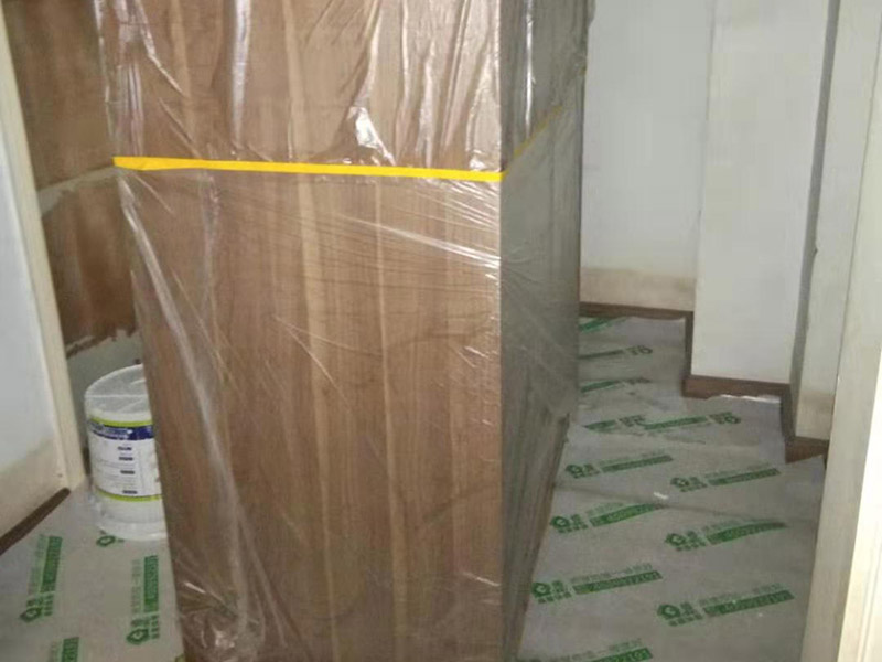 全屋家具成品保護(hù)：滿鋪成品瓦楞紙板，再用干凈彩條布滿鋪在普通石膏板上，在彩條布交接處及轉(zhuǎn)角處用膠帶固定，也可選用木芯板或三夾板。材料選用視上人、車情況而定。 所有成品飾面板在安裝好后必須用PE保護(hù)膜覆蓋包起來(lái)，所有成品飾面板的陽(yáng)角位必須用硬質(zhì)紙護(hù)角或泡沫棉進(jìn)行保護(hù)性包裝，防止交被其他施工人員碰撞。 1、入戶門扇用公司統(tǒng)一的門貼進(jìn)行全面包裹保護(hù)，用透明膠帶將保護(hù)膜粘貼牢固平整。 2、用標(biāo)準(zhǔn)保護(hù)膜將門框三面保護(hù)完整并固定牢固。 3、工程完工后拆除保護(hù)膜時(shí)如果有粘貼時(shí)的膠痕，應(yīng)用酒精或?qū)Ｓ玫那逦蹌┣宄z痕。